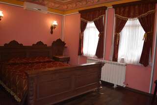 Отель Family Hotel at Renaissance Square Пловдив Двухместный номер Делюкс с 1 кроватью и балконом-2