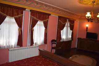 Отель Family Hotel at Renaissance Square Пловдив Двухместный номер Делюкс с 1 кроватью и балконом-3
