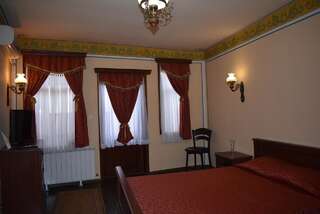 Отель Family Hotel at Renaissance Square Пловдив Стандартный номер с кроватью размера "queen-size"-1