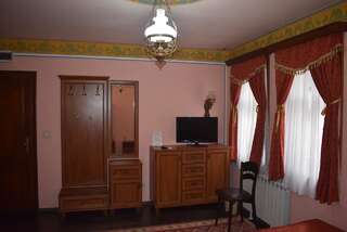 Отель Family Hotel at Renaissance Square Пловдив Стандартный двухместный номер с 2 отдельными кроватями и видом на сад-1