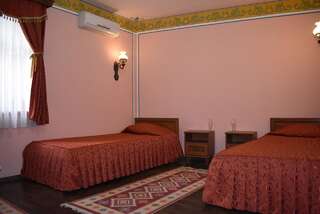 Отель Family Hotel at Renaissance Square Пловдив Стандартный двухместный номер с 2 отдельными кроватями и видом на сад-2
