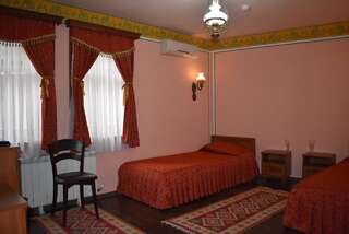 Отель Family Hotel at Renaissance Square Пловдив Стандартный двухместный номер с 2 отдельными кроватями и видом на сад-5