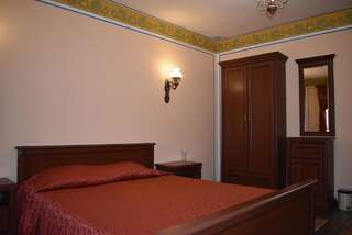 Отель Family Hotel at Renaissance Square Пловдив Стандартный номер с кроватью размера "queen-size"-3