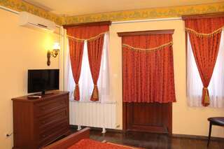 Отель Family Hotel at Renaissance Square Пловдив Стандартный номер с кроватью размера "queen-size"-7
